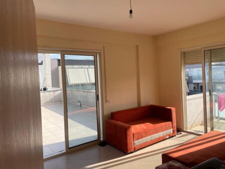 Jepet me Qira Apartament 1+1 me Verandë – përballë American 3 !