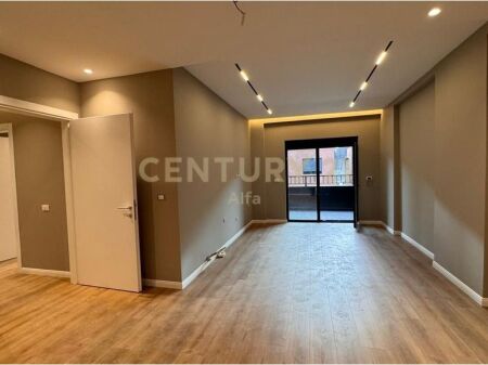 Jepet me qira apartament 1+1+ 1 post parkimi ne Kompleksin Xheluks, Rruga e Elbasanit!