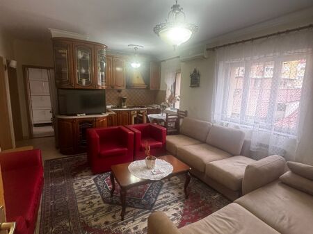 Jepet me Qira Apartament 3+2+1 📍 Pranë Shkollës “Petro Nini Luarasi” !