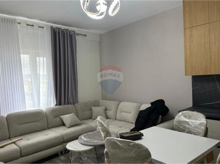 Zogu i Zi, Japim me Qira Apartament 1+1 + Post Parkimi.