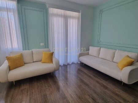 Apartament luksoz 1+1 per shitje prane Qendres