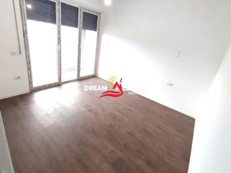 Ufficio con 3 ambienti in affitto al Pazari i Ri, Tirana (ID 42215477)