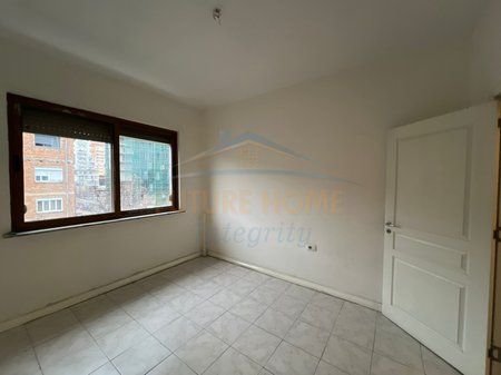 Shitet, Apartament 2+1, Ish Ekspozita, Tiranë.
