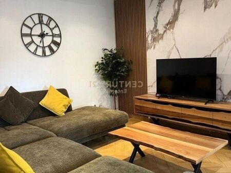 Jepet me qera Apartament 2+1 ne Qender