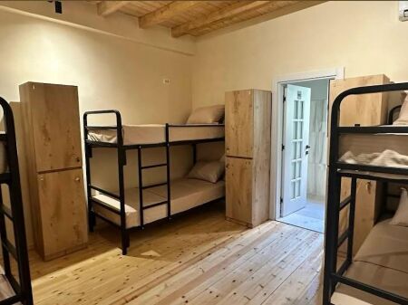 JEPET HOSTEL ME QERA 300 M2 MYSLYM SHYRI 5.000 EURO