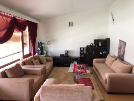 DUPLEX FOR SALE – MUHAMET GJOLLESHA STREET (21 DECEMBER)  📍 Behind the “Sabaudin Gabrani” school 📐 235 m² | 2 mortgages 🏢 5th & 6th floor | Existing building ☀️ East–West orientation  Layout: 2 living rooms, 2 kitchens, 3 bedrooms, 4 balconies (1 closed 10 m²) + large veranda.  ✔️ Renovated ✔️ Parquet & wooden stairs ✔️ Fireplace, solar panel ✔️ Security cameras  💰 400,000 € (For sale due to emigration)