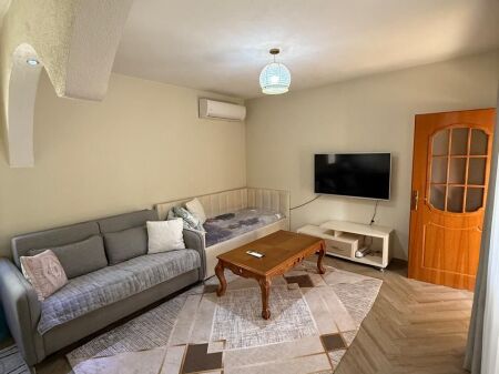 Jepet me qira 5 maj 1+1+vend parkimi  Shtepi private 75 m Totalisht e arreduar Fantastike per çift çmimi 40,000 leke/muaj