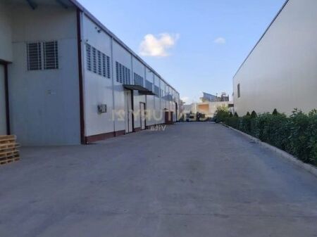 Magazinë 300m2 me Qira në Autostradën Durrës-Tiranë