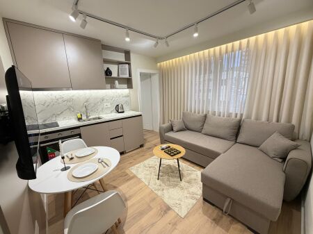 🔥 SUPER INVESTIM në 21 Dhjetori!  🏢 Shiten 2 Apartamente 1+1 (bashkë) 📍 Tek kryqëzimi i 21 Dhjetorit 🏢 Kati 5 (i fundit) – pallat ekzistues, pa ashensor 📐 65 m² në hipotekë  ✨ Totalisht të mobiluara 🆕 Të rikonstruktuara & të pabanuara 💼 Ideale për qira afatgjatë ose ditore (Airbnb)  💶 200.000 € (të dyja bashkë)  