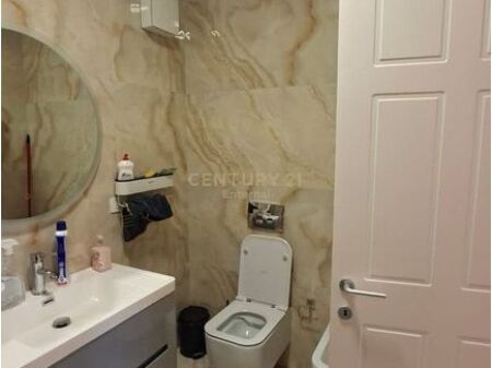 AMBJENT KOMERCIAL PER QERA