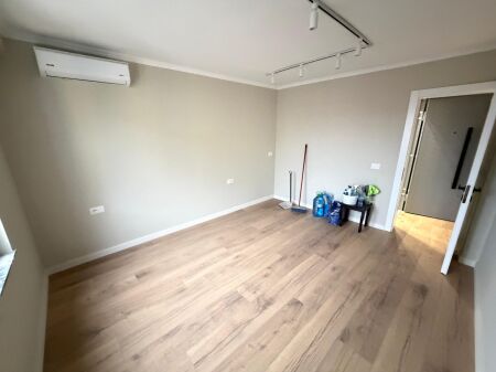 🏢 Shitet Apartament 1+1 📍 Zona 21 Dhjetori  📐 45 m² 🏢 Kati 5 (i fundit) 🏗️ Pallat ekzistues, pa ashensor  ✨ I rikonstruktuar 🆕 I pabanuar ❄️ Me kondicioner  💼 Ideal për investim ose banim  💶 125.000 €