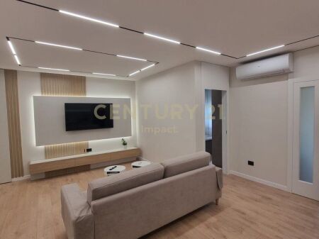 Appartamento 2+1 in affitto a Komuna e Parisit