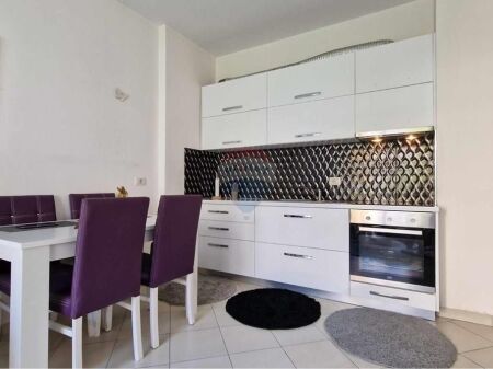 Apartament 1+1 per qira tek Pallatet Cabej, Yzberisht