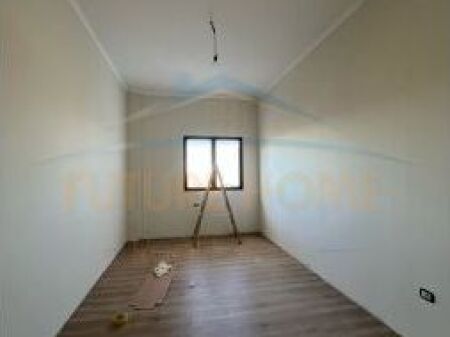 Shitet, Apartament 2+1+2, Fresku, Tiranë