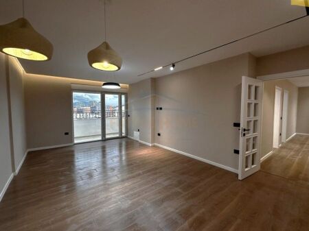 Shitet, Apartament 2+1+2, Komuna e Parisit, Tirane