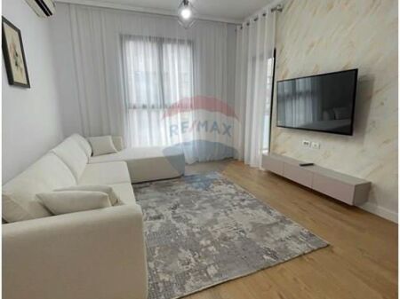 Apartament ne shitje 2+1+2 Porcelan,prane TV Klan! Apartament 2+1+2 ne shitje Porcean prane TV Klan!  Apartamenti perbehet nga nje koridor shperndares, nje sallon i bollshem, dy dhoma gjumi, dy tualete dhe nje ballkon.  Një projekt ambicioz i vendosur në një nga zonat e reja të zhvillimit periferik të Tiranës. Me një hapësirë të konsiderueshme, kompleksi rezidencial shtrihet në të gjithë perimetrin e sheshit, duke krijuar një hapësirë të mbrojtur e të përbashkët për banorët.Hapësira e brendshme e kompleksit të banimit, krijon mikro hapësirë të gjelbra, semi-publike. Gjysmë-fusha basketbolli, kënde lojërash për fëmijë, 2 lulishte të gjelbëruara dhe hapësira rekreative rreth tyre. Të gjitha këto janë në kuadër të mirëqenies dhe mbarëvajtjes së një komuniteti të shëndëtshëm e social, jo vetëm të rezidentëve, por edhe të shoqërisë përreth.