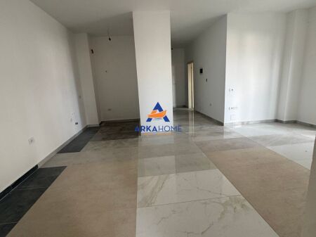 SHITET APARTAMENT 2+1+2 " TERMINALI AUTOBUZAVE VERI-JUG " 150000 EURO