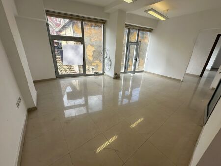 Zyre me qira tek Pazari i Ri