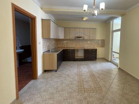 VENDESI APPARTAMENTO 2+1 VICINO AL COMUNE DI PARIGI