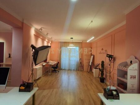 Ambjent komercial per Qera