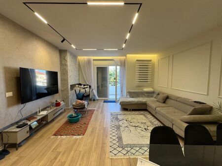 Shitet Apartament 1+1