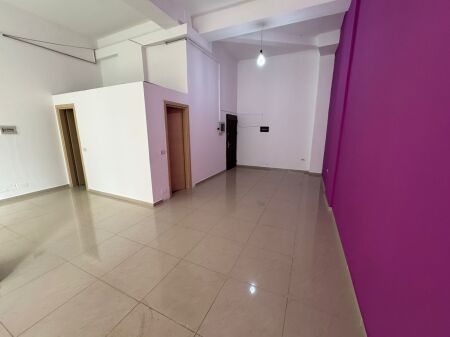 ambient komercial me qira ne Astir.