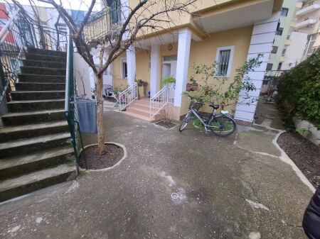 Jepet me Qera Shtepi Private 2+1 Tek Shkodha  Kushtrimi i Liris