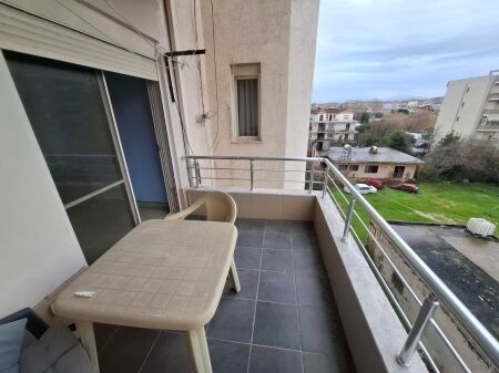 Jepet me Qera Apartament 1+1 Ne Plazh Hekurudha