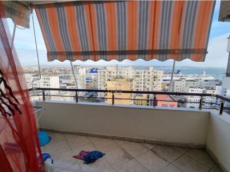 Apartament 2+1 në zemër të Durrësit me pamje panoramike nga deti dhe Porti, kat i lartë me ashensor