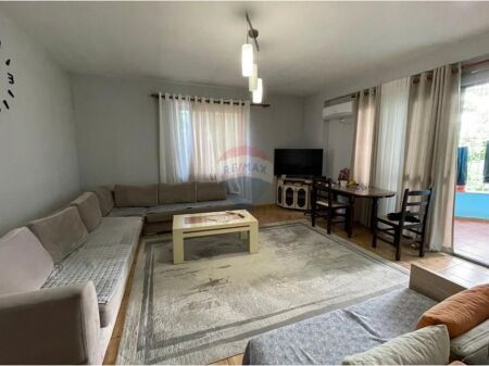 Shitet Apartament 2+1+ballkon ne Fresk