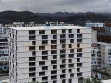 Disponojmë Apartament 1+1 për Shitje, i pozicionuar në Astir Residence 2, në zonën e Unazës së Re, në Rrugën Jurgji Kushi, një zonë në zhvillim të vazhdueshëm dhe shumë e kërkuar. Informacion mbi apartamentin: • Tipologji: 1+1 • Kati: 5 • Pallat me 11 kate • Orientim: Jug • Faza: Në ndërtim (objekti sapo ka nisur) Sipërfaqe: • Sipërfaqe neto: 62.9 m² • Sipërfaqe bruto: 75.5 m² Avantazhe: • Ndërtim i ri me standarde bashkëkohore • Ndriçim natyral falë orientimit jugor • Planimetri funksionale • Zonë me akses të shpejtë në rrugë kryesore dhe shërbime • Mundësi shumë e mirë si për banim ashtu edhe për investim Për më shumë informacion ose për një vizitë nga afër, ju lutem na kontaktoni!