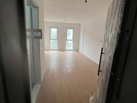 Jepet me qera ambienti 1+1 per Banim ose Biznes ne Univers City, i sapoinvestuar, Pallat i ri