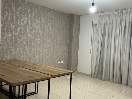 LOCALE COMMERCIALE IN AFFITTO BRRYLI 40.000 leke