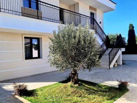 Spille,vile luksi me pishine ,buze rruges se asfaltuar,300 m para xhamise