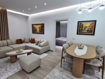 🏙️ Jepet me qira 2+1 – Golden Tower Residence, Mine Peza  🏢 Kati 7 me ashensor ✨ Apartament i ri, i pabanuar më parë 💶 1,400 € / muaj  Rezidencë premium, mobilim modern dhe kushte bashkëkohore.