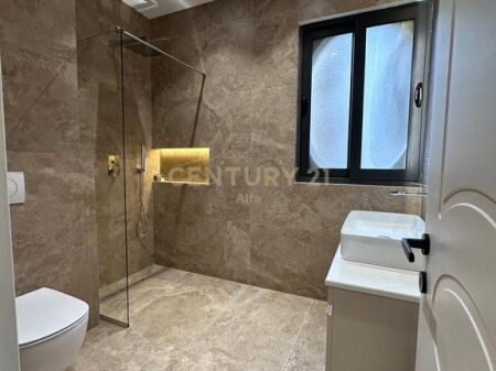 APARTAMENT 3+1 ME QIRA TEK RRUGA E KOSOVARVE