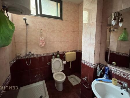 Shitet 3+1+Oborr tek Restoran Durresi