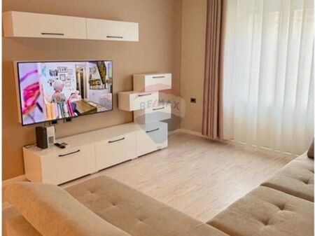 Apartament - Për Qira - Sheshi Skënderbej, Tiranë