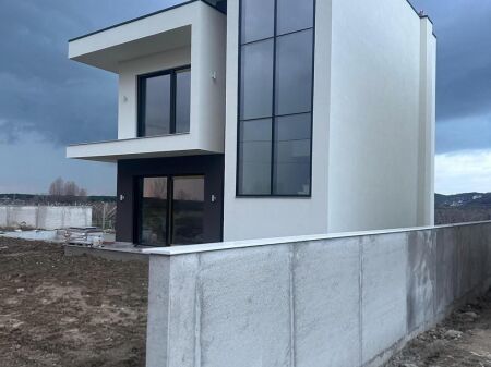 EXCLUSIVE SHITET VILE INDIVIDUALE NE GJIRIN E LALZIT | 290.000€