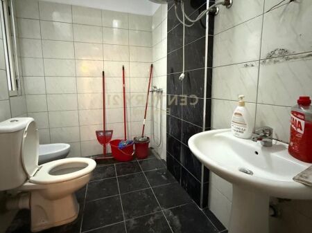 Shitet apartament 3+1 tek mbikalimi te Komuna e Parisit