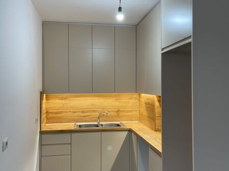 📣 AFFITTO Appartamento 1+1 📍 Misto Mame, Vicino ai Palazzi Cabej ✨   🏢 Nuova Costruzione  🪜 4° Piano (Senza Ascensore)  🛋️ VUOTO (Solo con Cucina)   💶 Prezzo 280 Euro