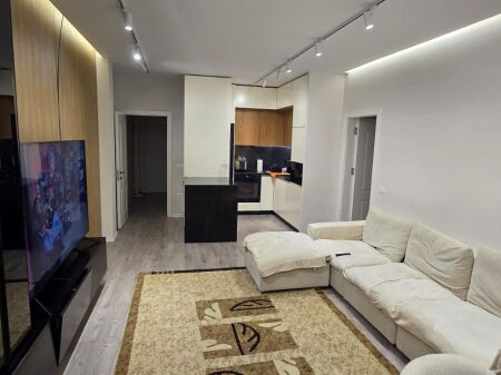 🏡 Jepet me qira apartament 1+1 📍 Kinostudio – Rruga Aleksandër Moisiu  🏢 Kati 7 (pallat pa ashensor) 🛋️ Totalisht i mobiluar 💶 Çmimi: 500 € / muaj  Apartament i përshtatshëm për çift ose individ, në zonë të qetë dhe me akses të lehtë.  📞 Kontakto për më shumë informacion.