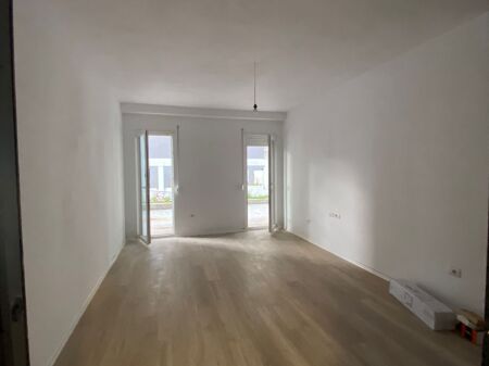 Univers City , 2+1+2wc+verande per shitje