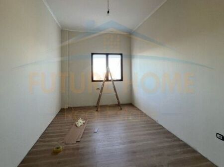 Shitet, Apartament 2+1+2, Fresku, Tiranë