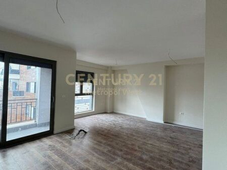 Apartament 2+1+2 per shitje te Shkolla e Kuqe