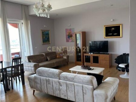 Appartamento di lusso di 190 m² in affitto nella zona del Complesso Nobis, vicino al Lago Artificiale di Tirana.