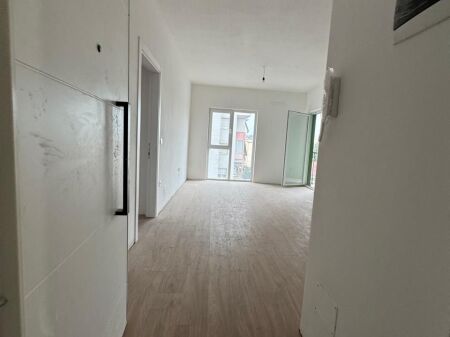 Shitet Apartament 2+1 te ish Dogana prane Terminalit