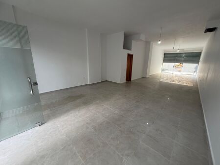 🏢 Jepet me qira dyqan 📍 Selvia, Tiranë💶 Çmimi: 850€ neto / muaj