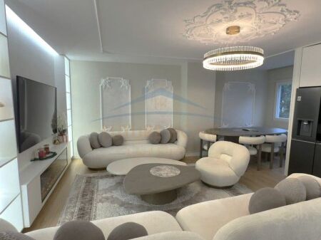 Shitet,Apartament Luksoz 2+1+2 Poste Parkimi, Rruga e Bogdanëve, Tiranë