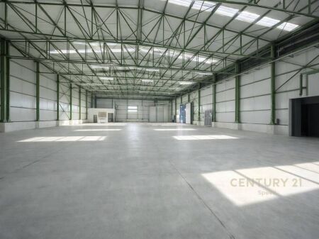 Vendiamo magazzino in prima linea sull'autostrada Tirana-Durazzo